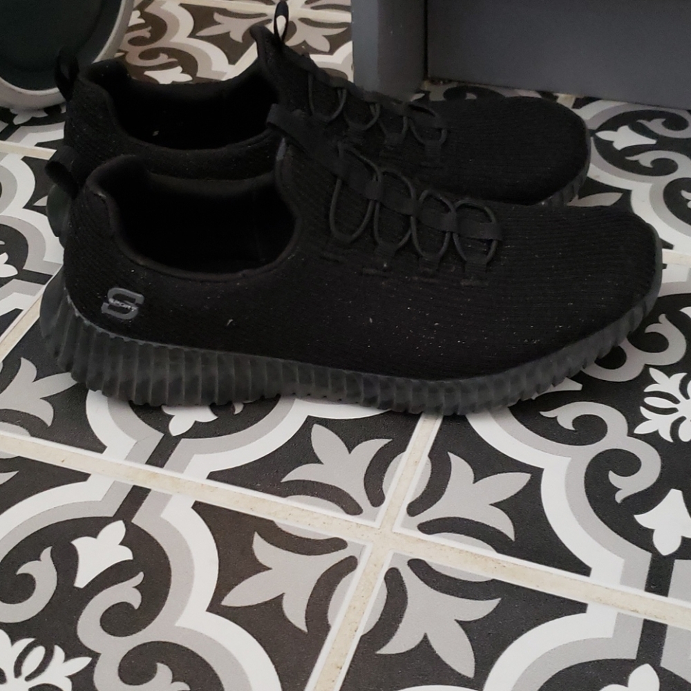 Women's black tennis shoes. Sport by Skeckcers.